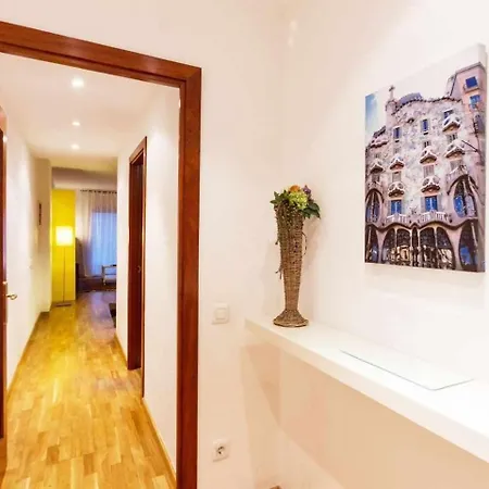 Comfortable 4 2bath W Balcony Apartment Barcelona