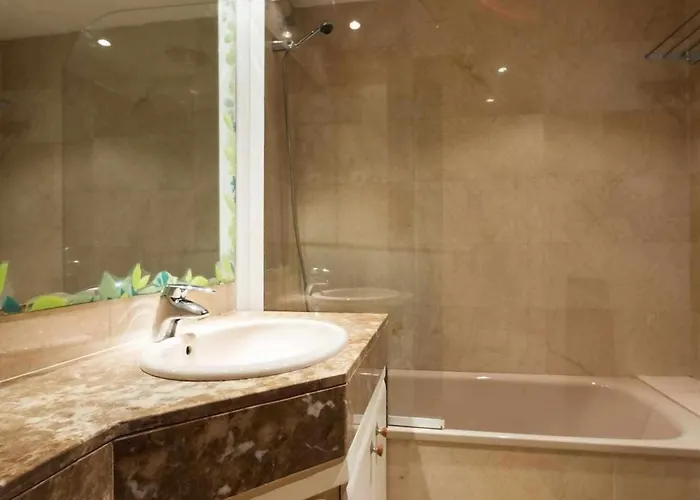 Lejlighed Comfortable 4 2bath W Balcony Barcelona