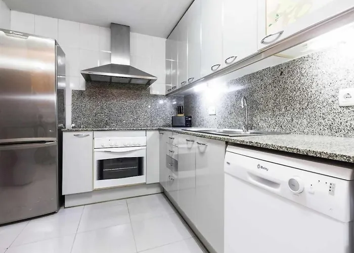 Comfortable 4 2bath W Balcony Barcelona