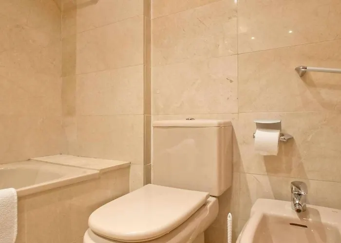 Comfortable 4 2bath W Balcony *